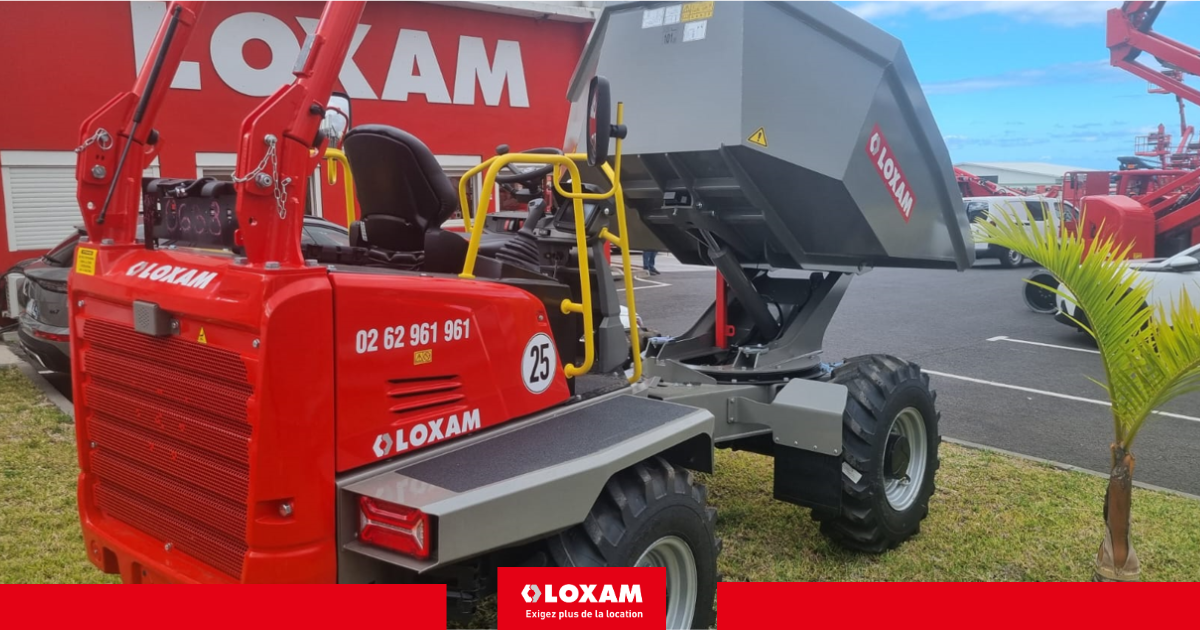 Ce dumper diesel tout-terrain sur roues, possède une benne rotative permettant un déversement frontal et latéral.